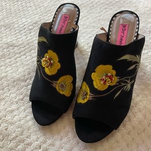 BETSY JOHNSON HEELS 🌼🍃🖤
